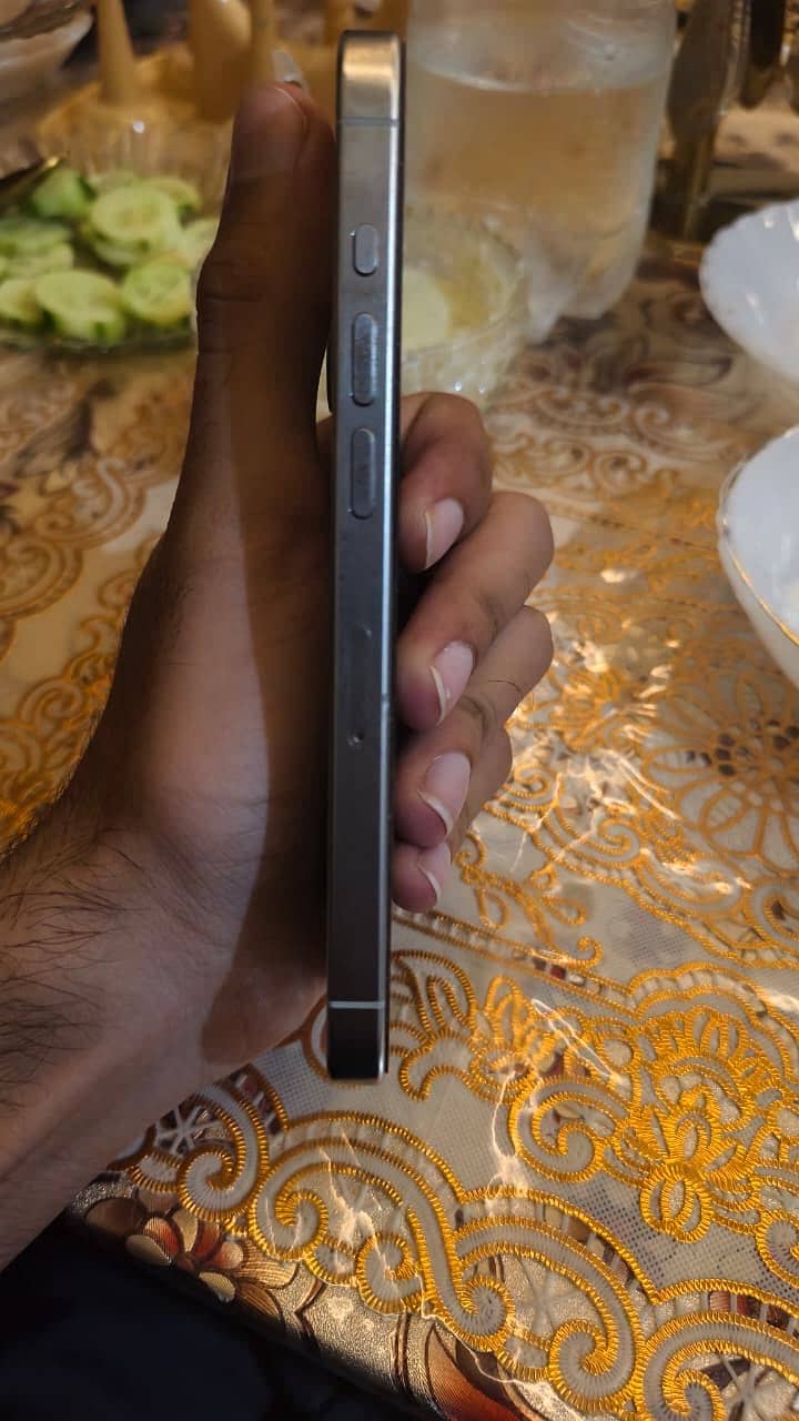 Apple iPhone 15 Pro 4