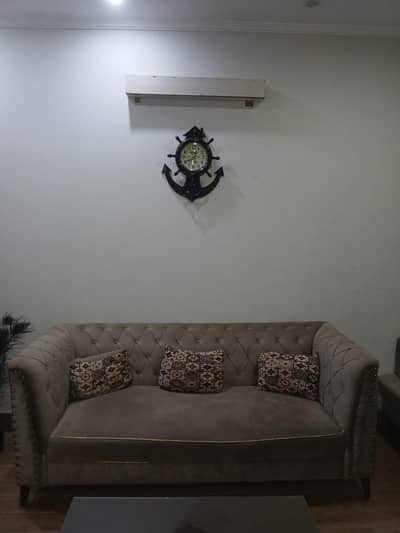 7 seater very elegent and reliable sofa set with Table