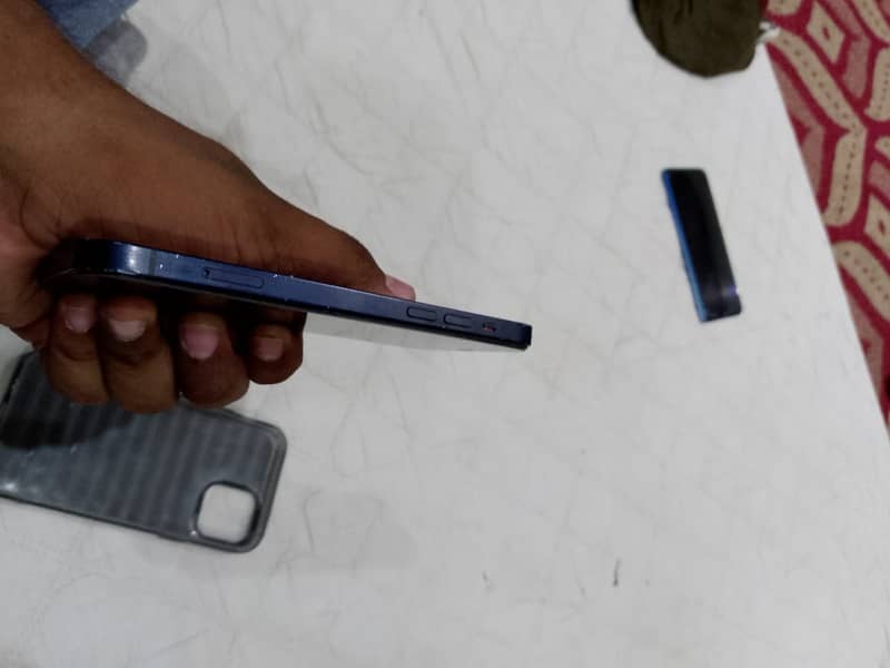 Apple iPhone 12 6