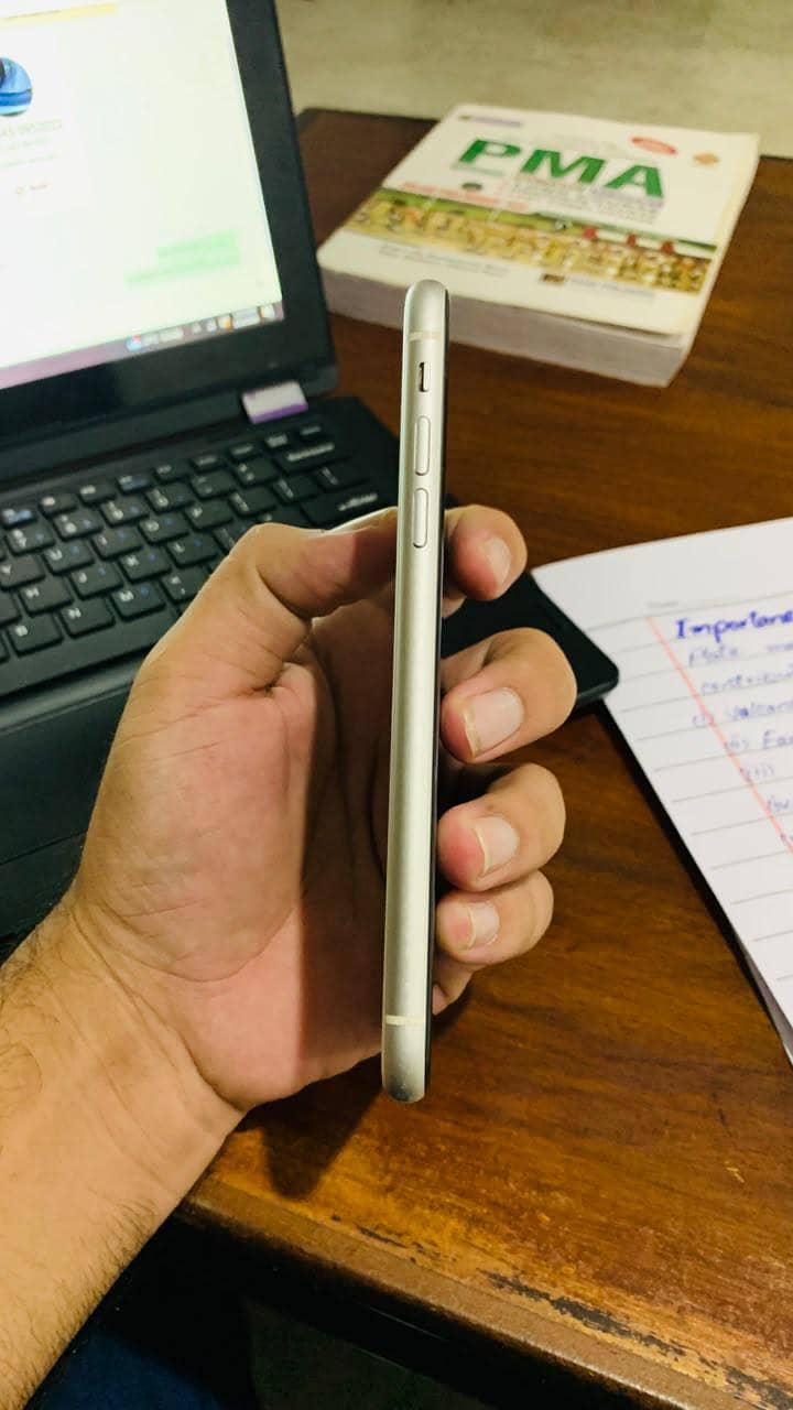 Apple iPhone 11 4