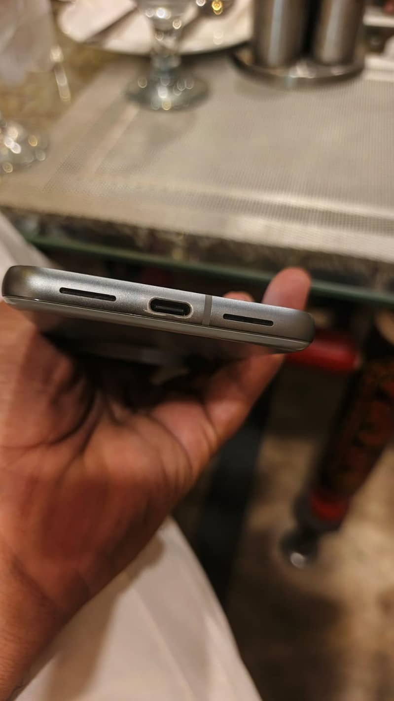 Google Pixel 8 4