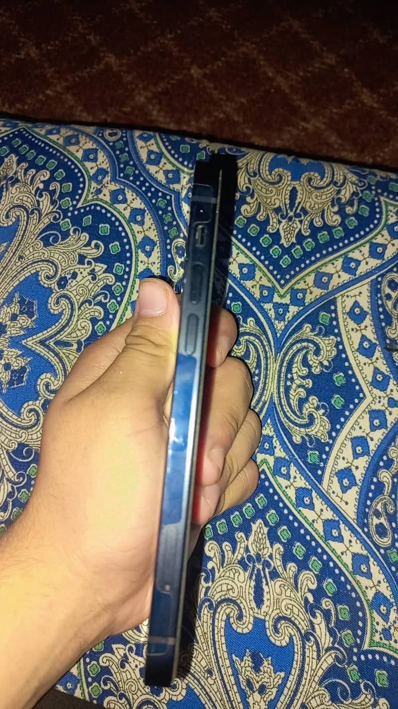 Apple iPhone 12 4