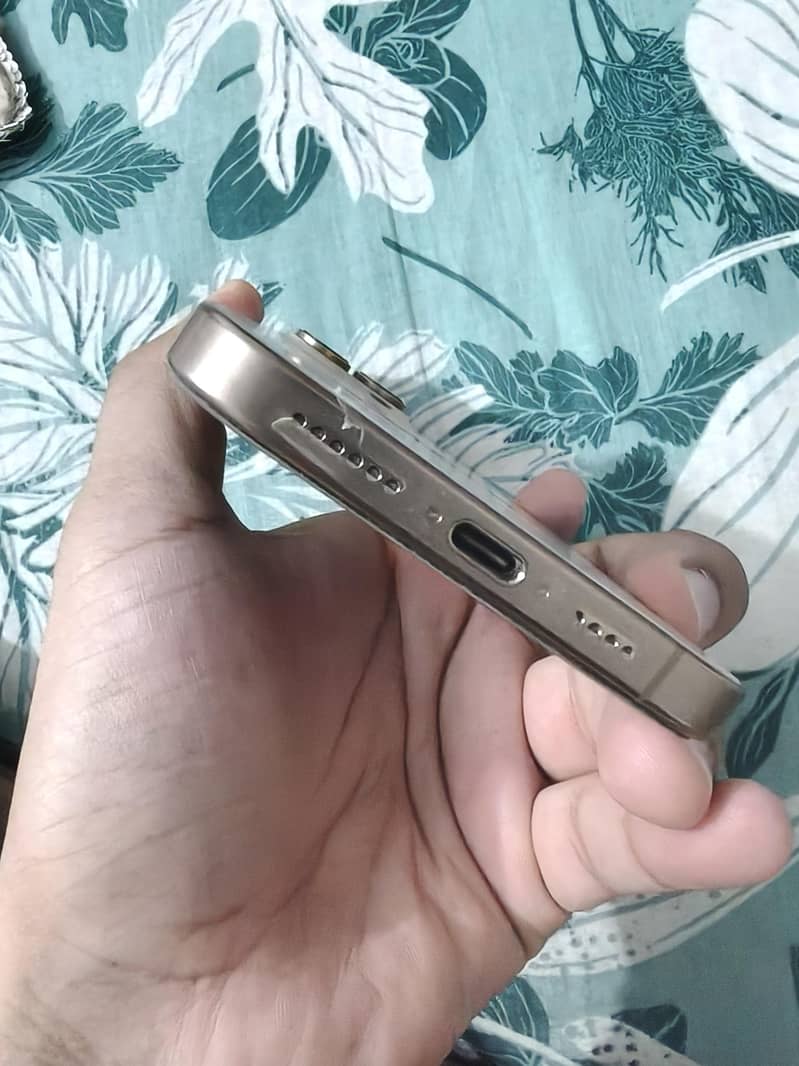 Apple iPhone 16 Pro Max 6
