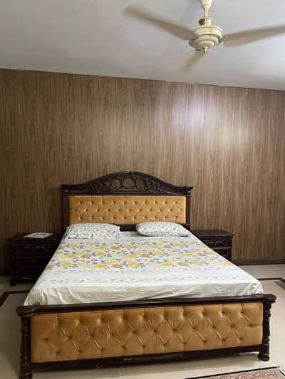 chinyoti bed king size with 2 sidetables