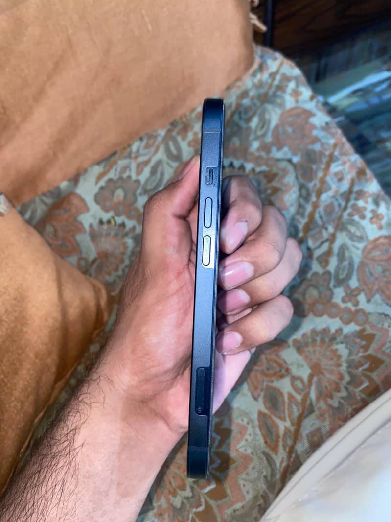 Apple iPhone 13 5