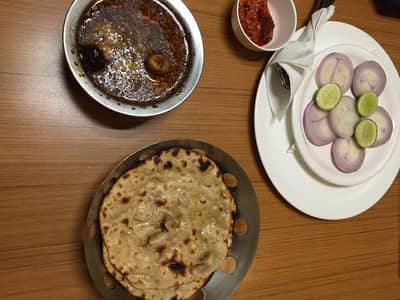 female lady cook chayye hotle k liye aur male helper