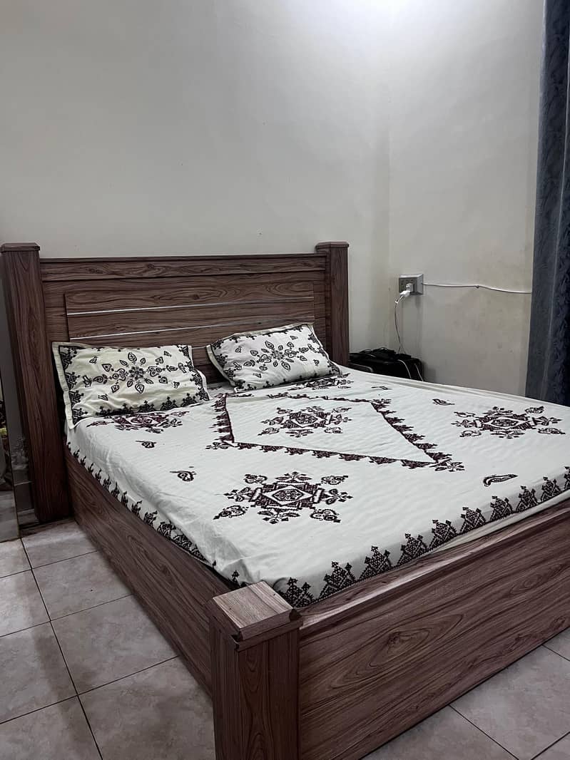 King size bed 0