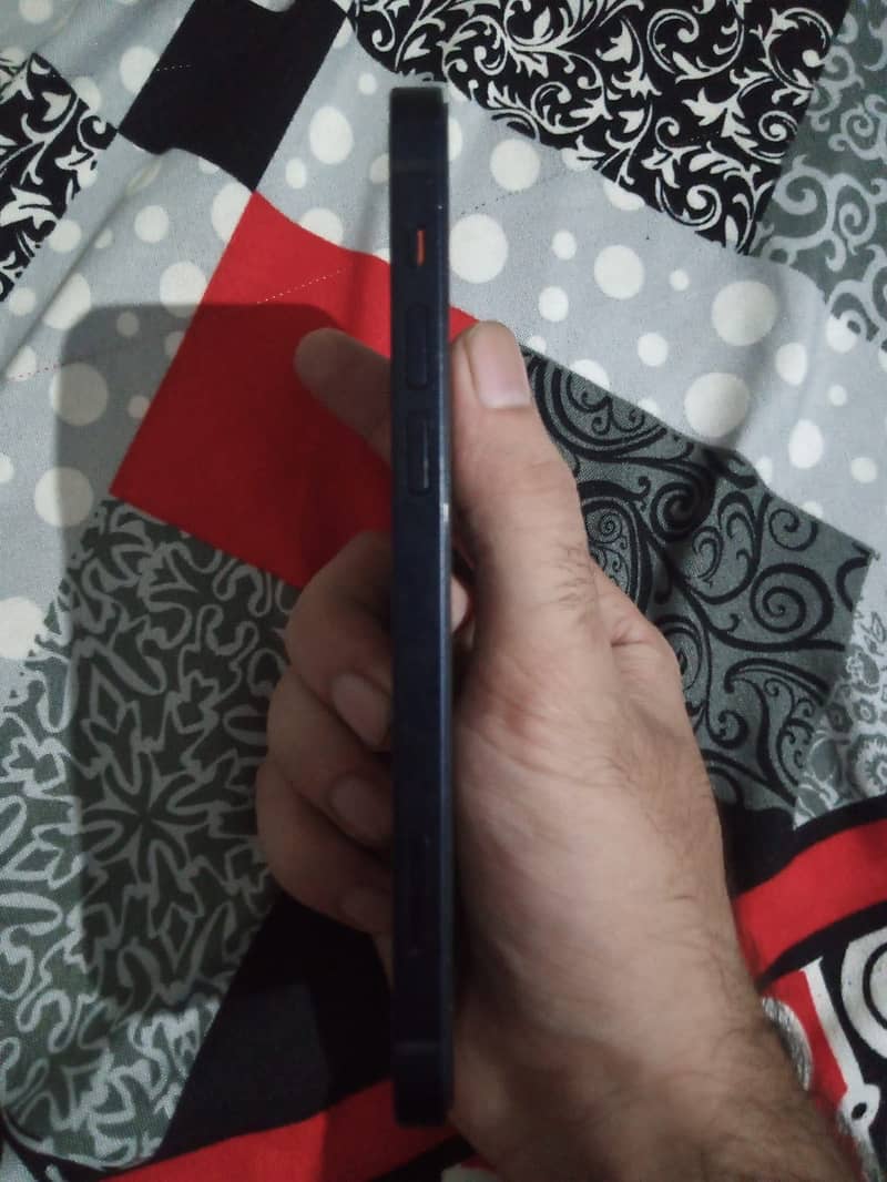 Apple iPhone 12 4