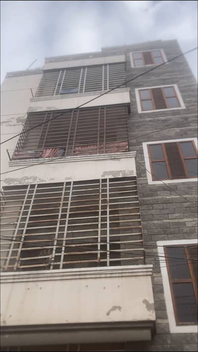 Opportunity for a big family. 5 rooms portion wirh roof.