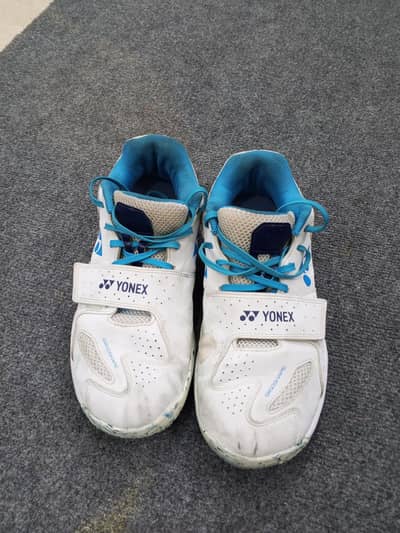 Yonex 520 power cushion Badminton Shoes UK 9 – Good Condition