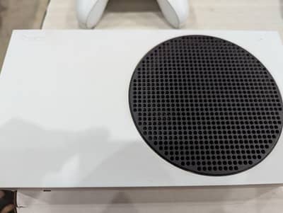 Selling Xbox Series S with 2 controllers and box (Urgent)