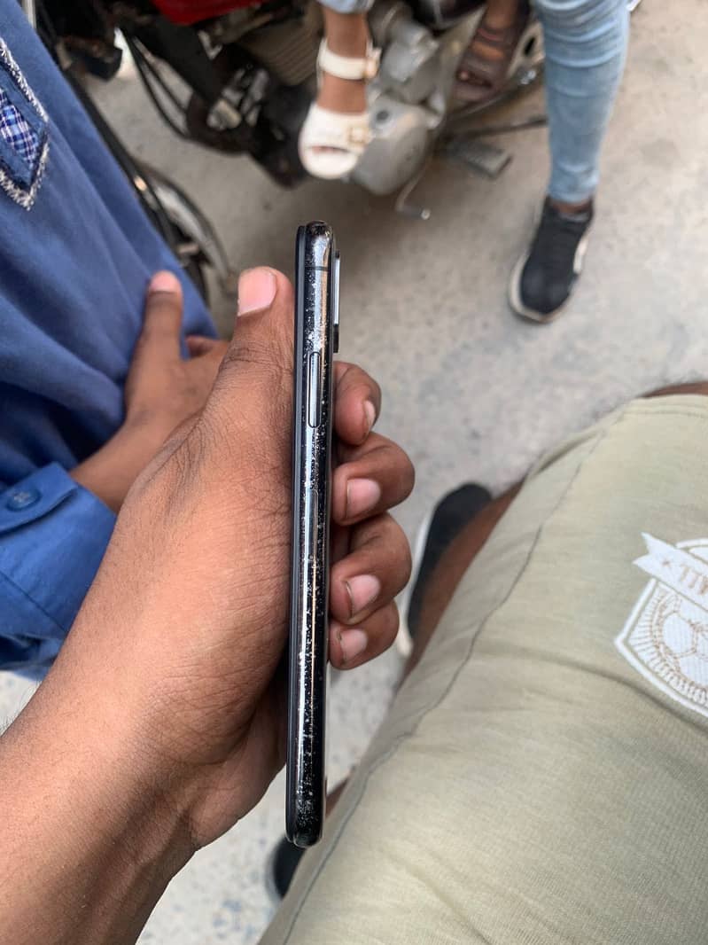 Apple iPhone X 4