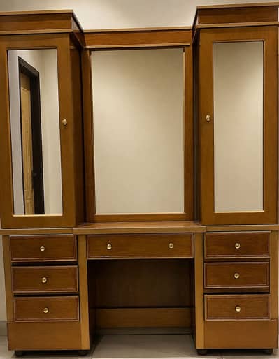 Dressing table with mirrors