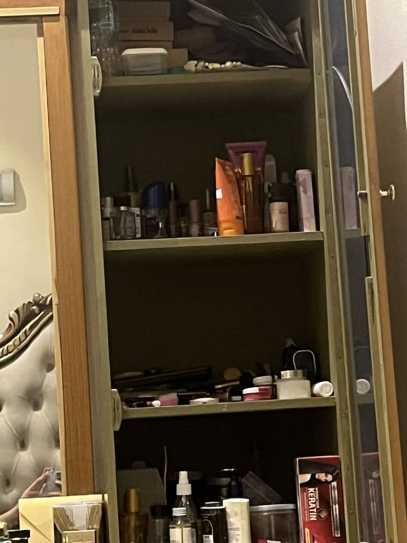 Dressing table with mirrors 1