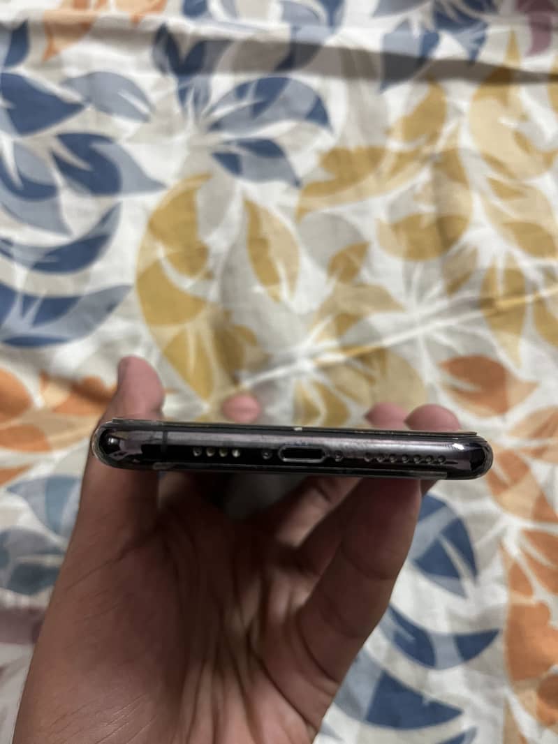 iPhone 11 Pro Max 4
