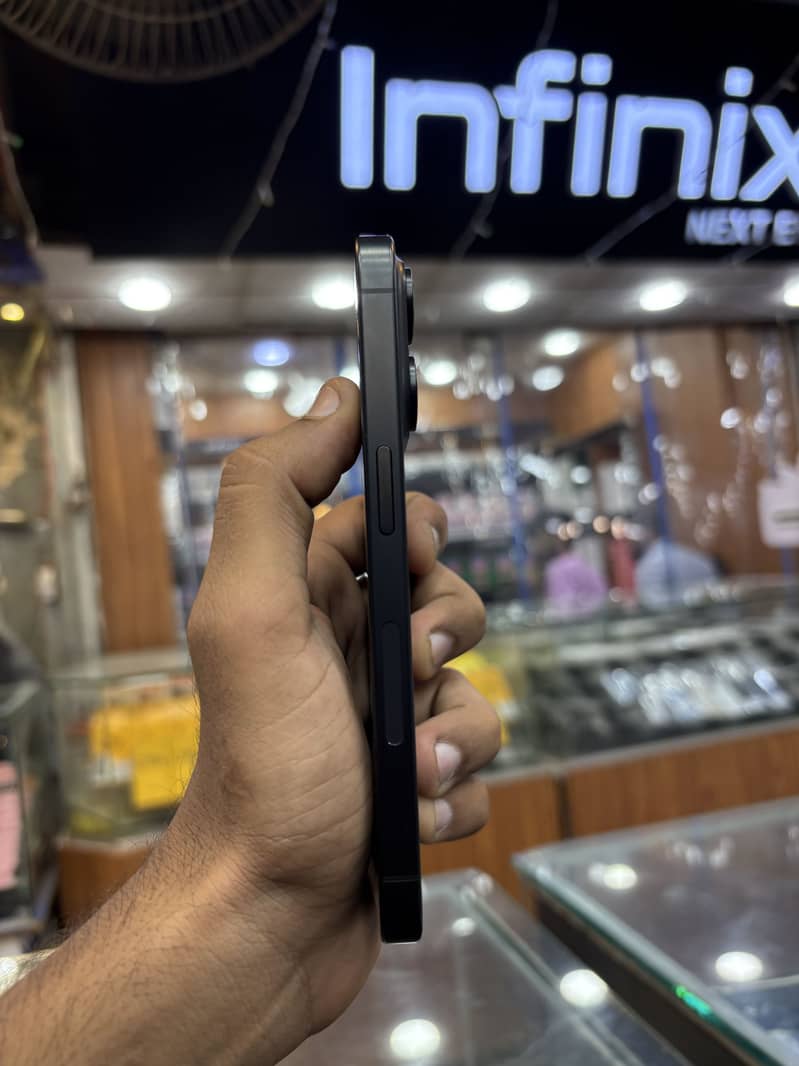 Apple iPhone 15 Pro 4
