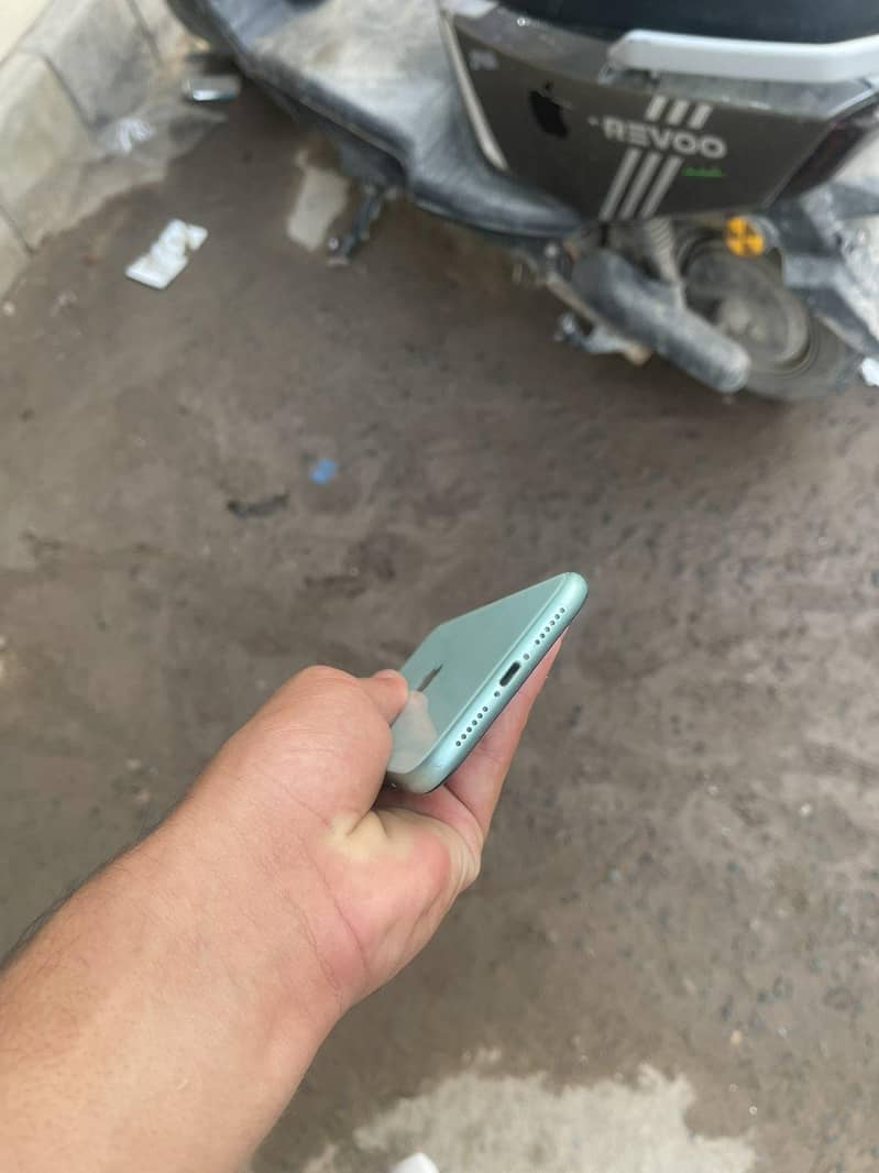 Apple iPhone 11 3