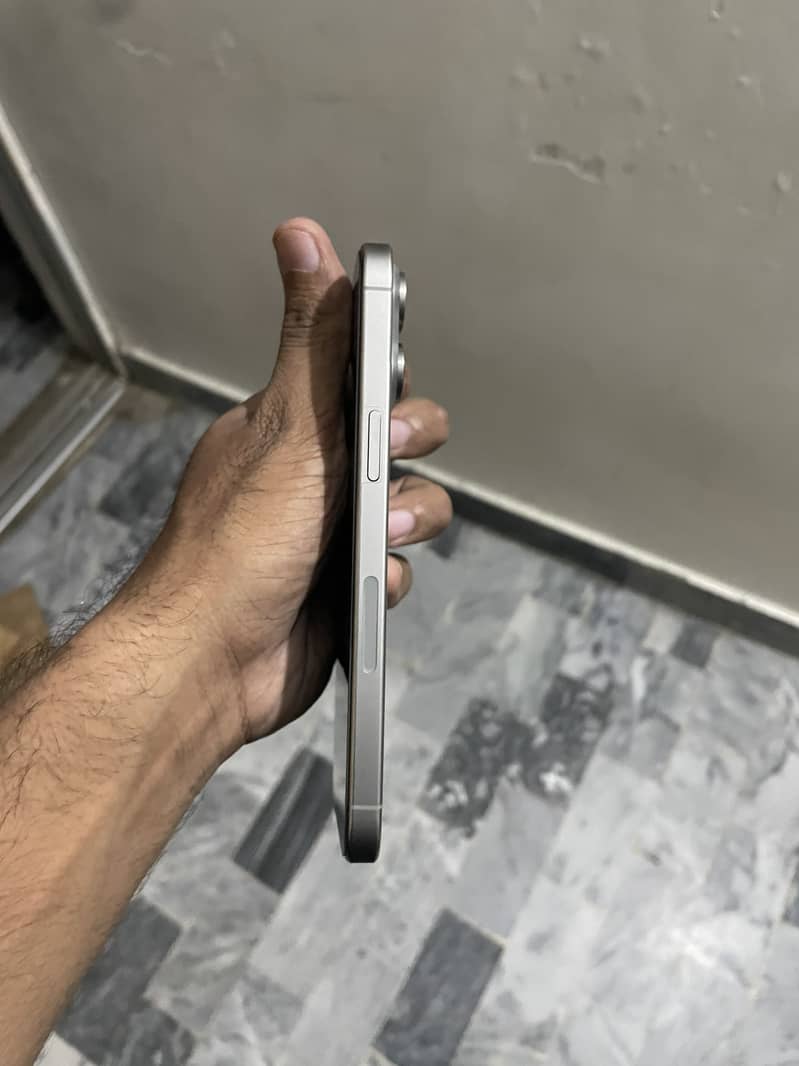 Apple iPhone 15 Pro Max 3