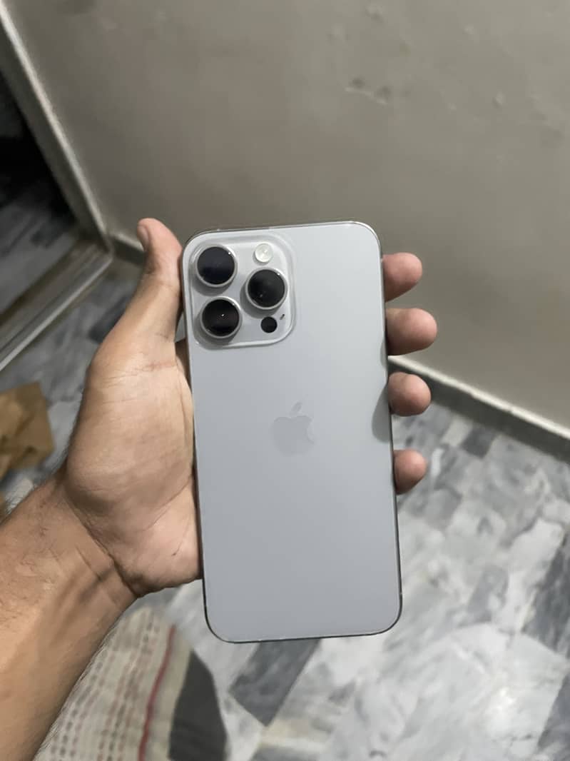 Apple iPhone 15 Pro Max 4