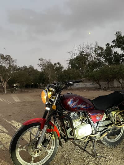 Suzuki GS 150 SE Stylish red color