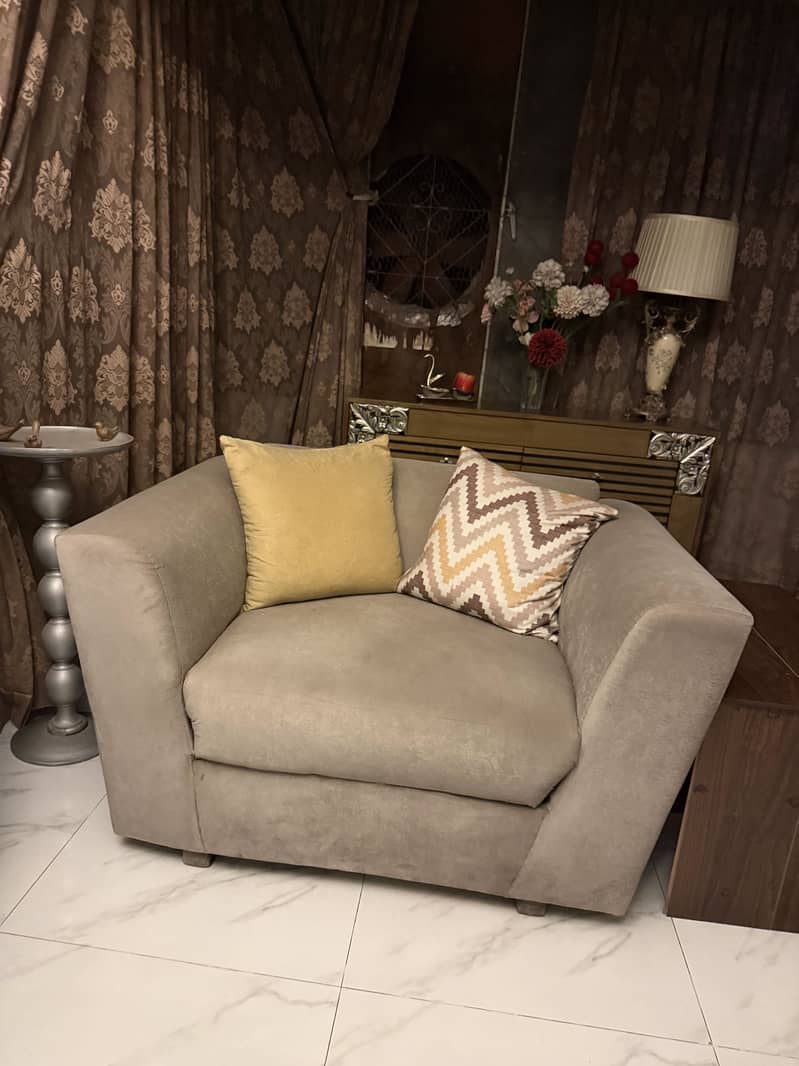 Sofa in perfect condition 0