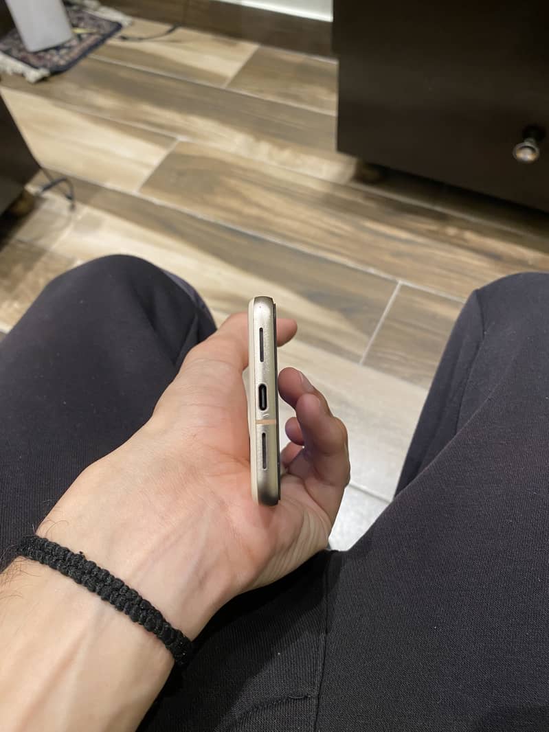 Google Pixel 8 4