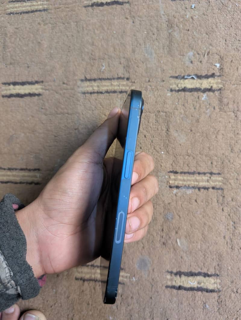 Apple iPhone 13 4