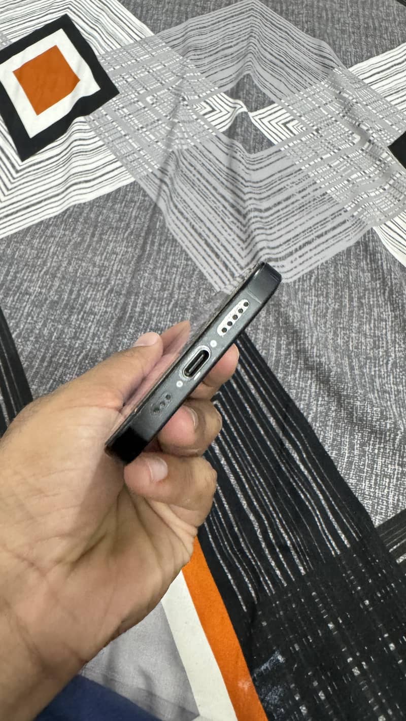 Apple iPhone 16 Pro 1