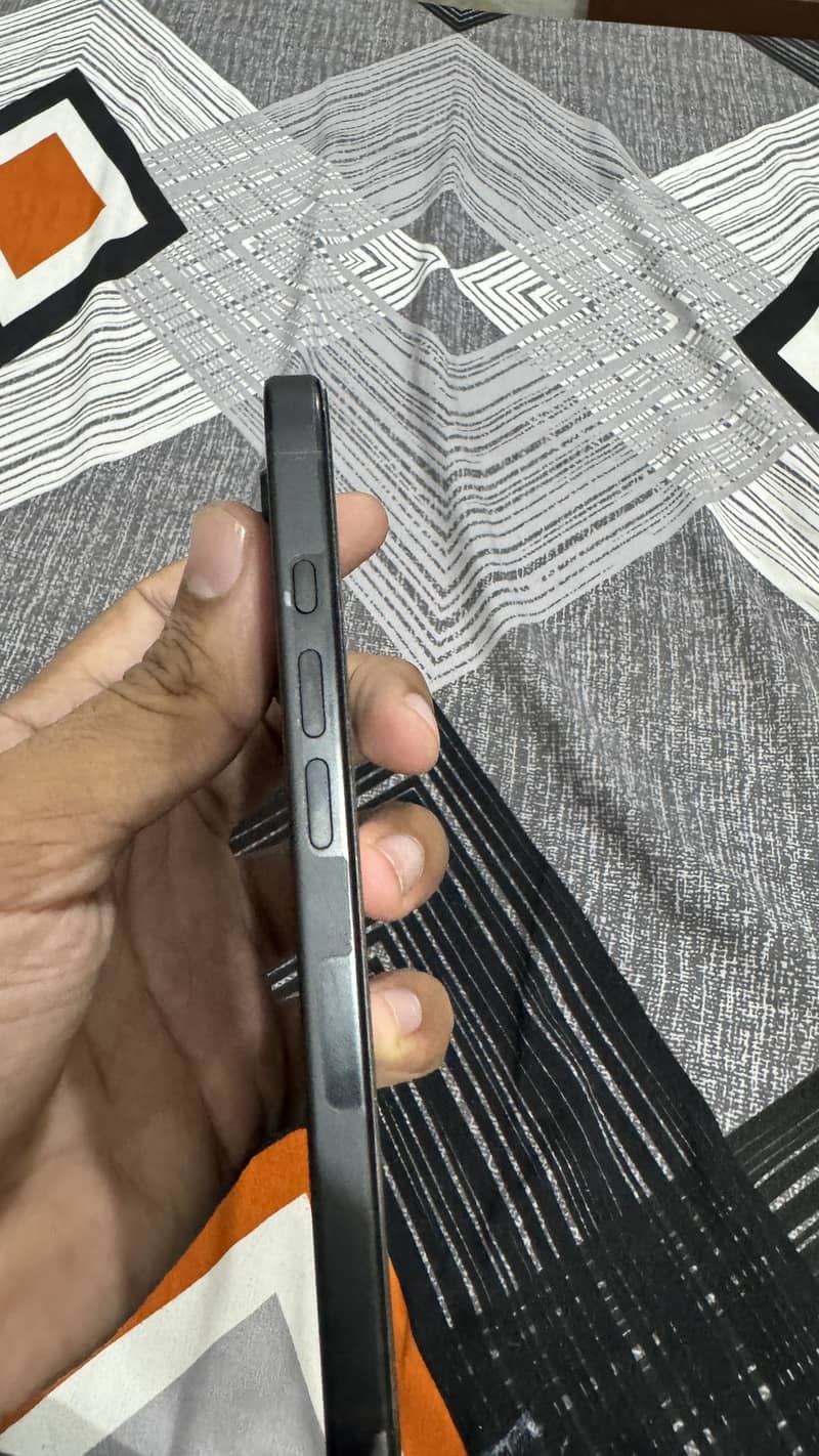 Apple iPhone 16 Pro 3
