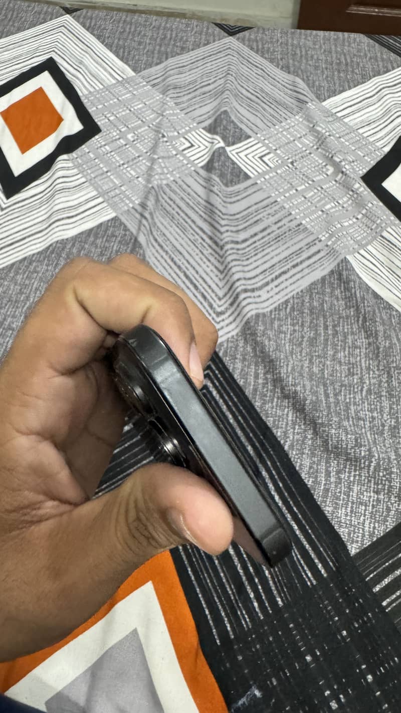 Apple iPhone 16 Pro 4