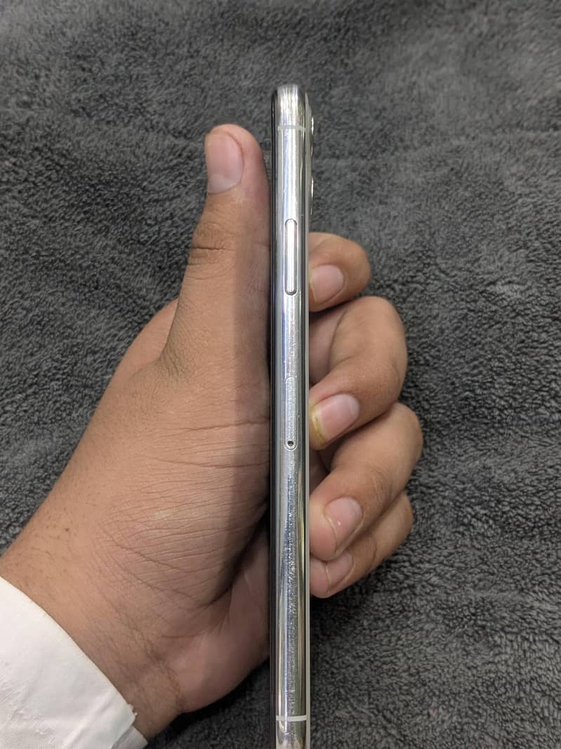 Apple iPhone 11 Pro Max 2