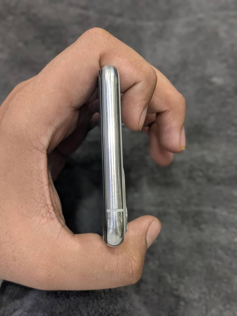 Apple iPhone 11 Pro Max 4