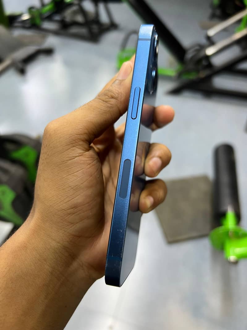 Apple iPhone 13 4