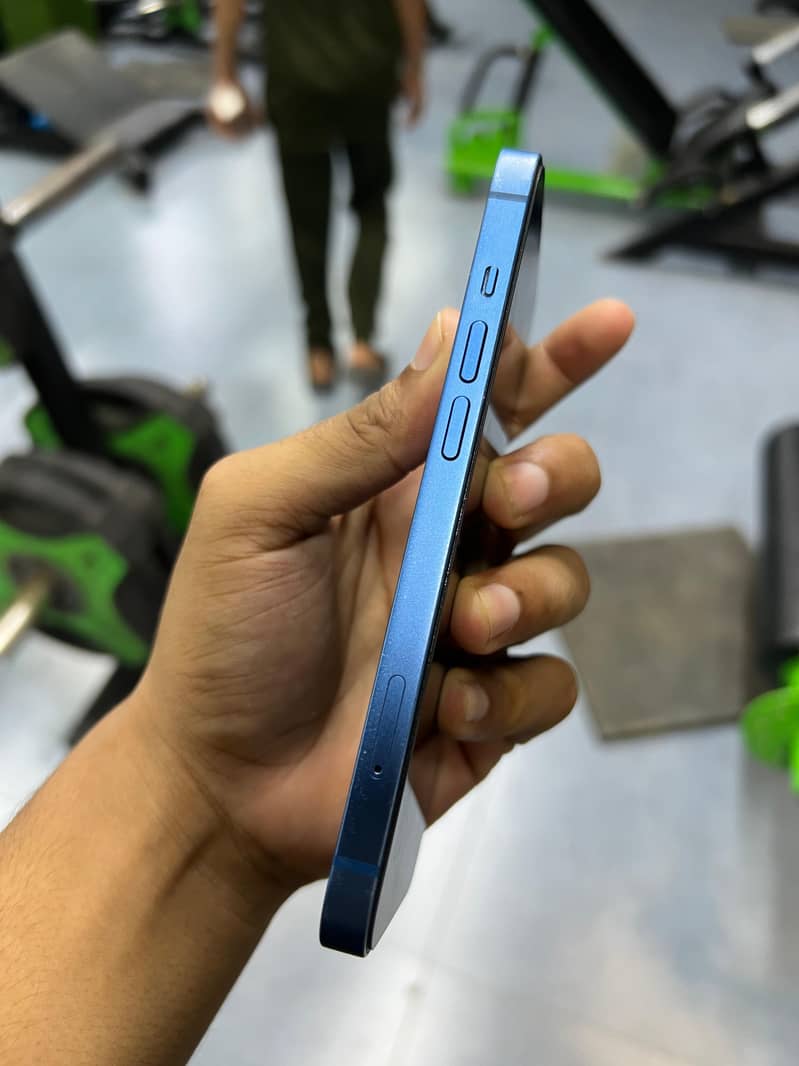 Apple iPhone 13 5