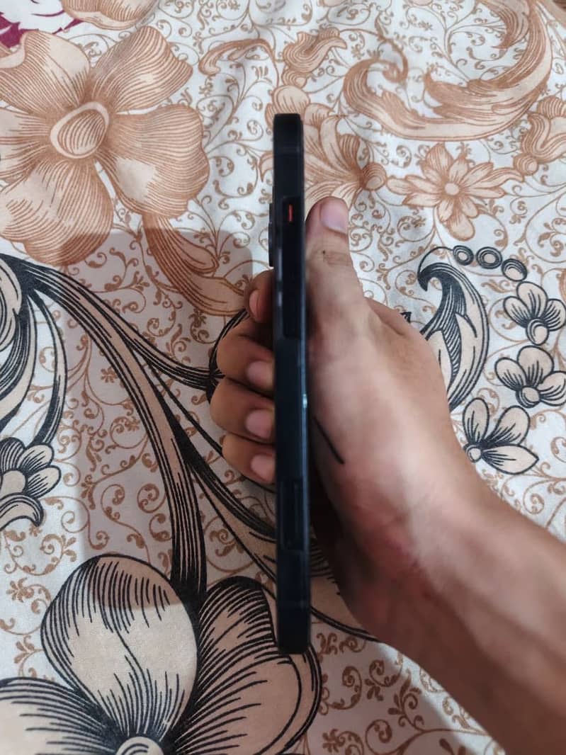 Apple iPhone 13 2