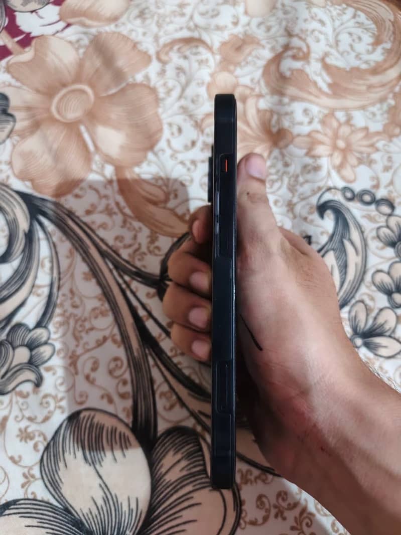 Apple iPhone 13 4
