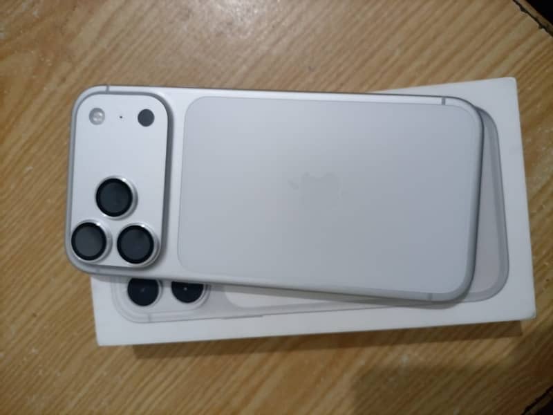 Apple iPhone 17 Pro Max 1