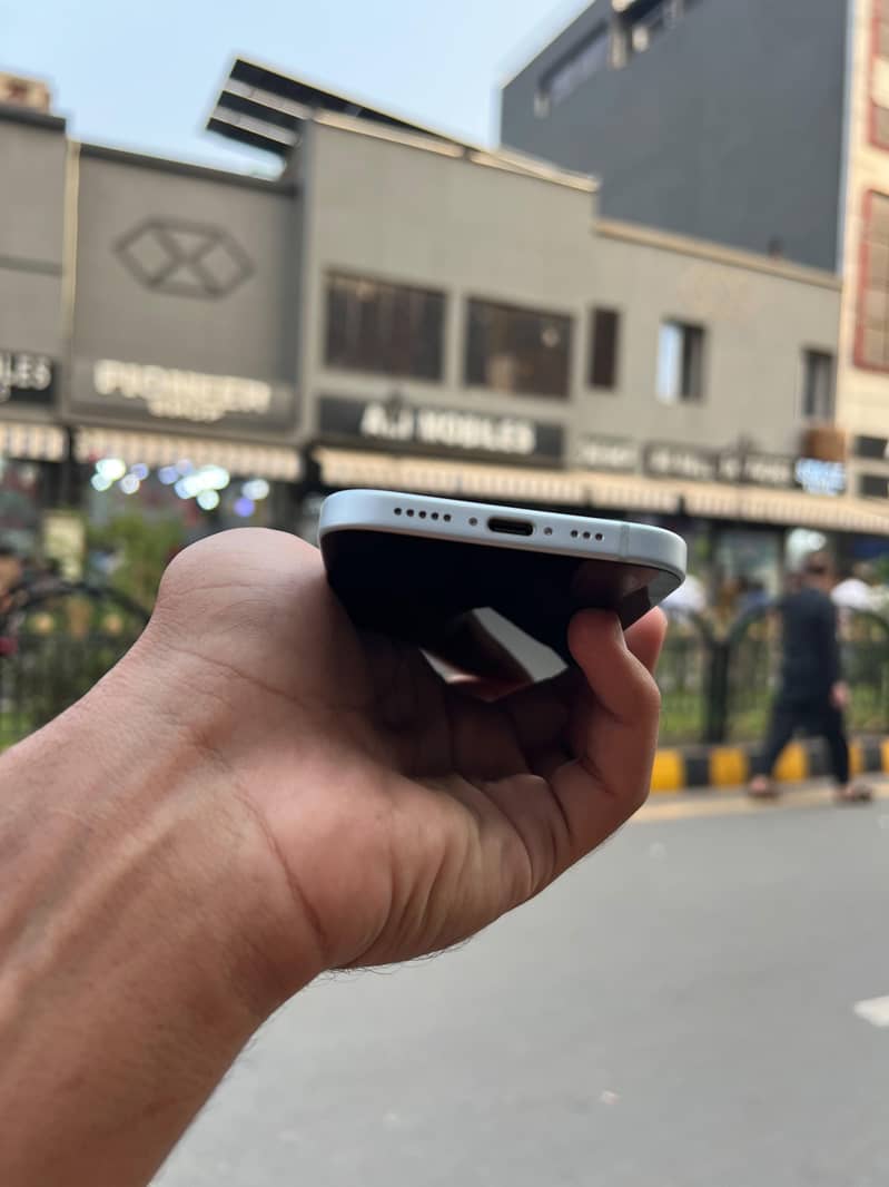 Apple iPhone 15 4