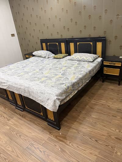 2 single beds with 2 side tables