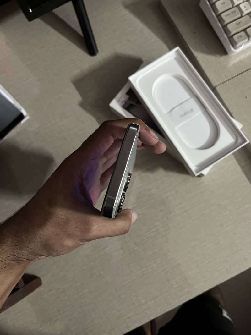 Apple iPhone 16 Pro Max 2