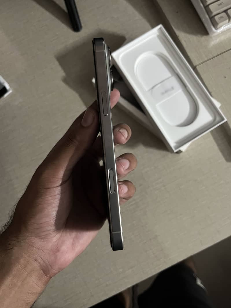 Apple iPhone 16 Pro Max 4