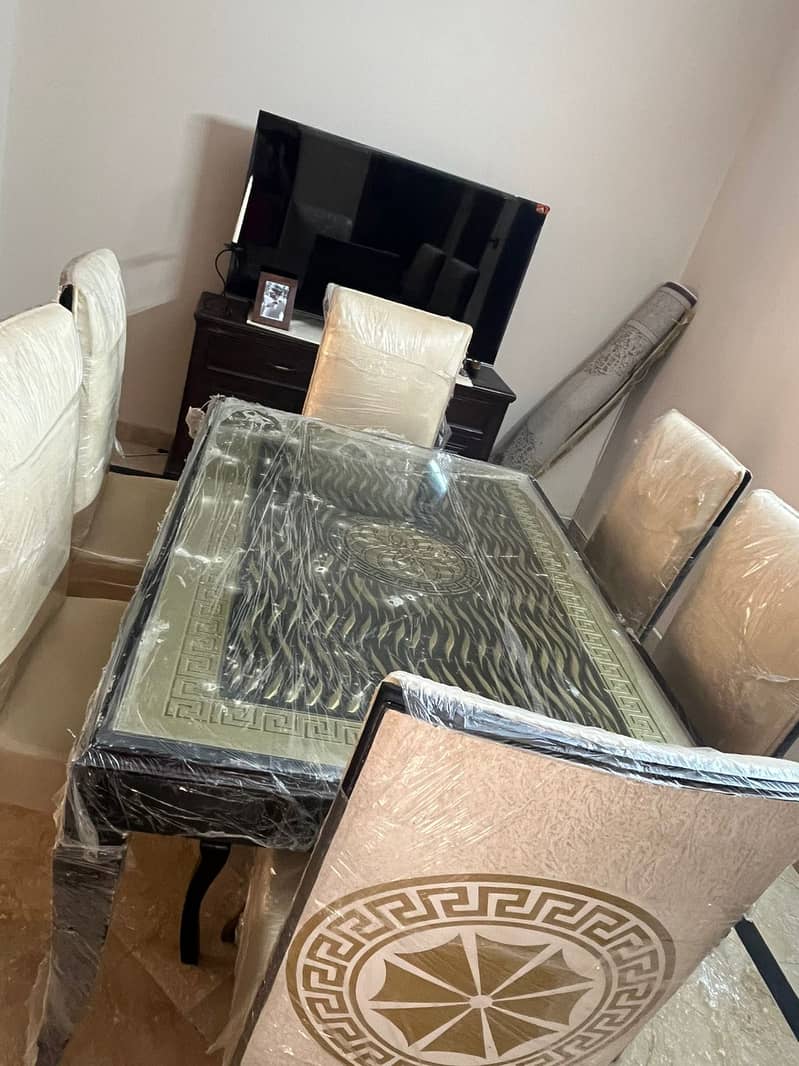 Dining table 0