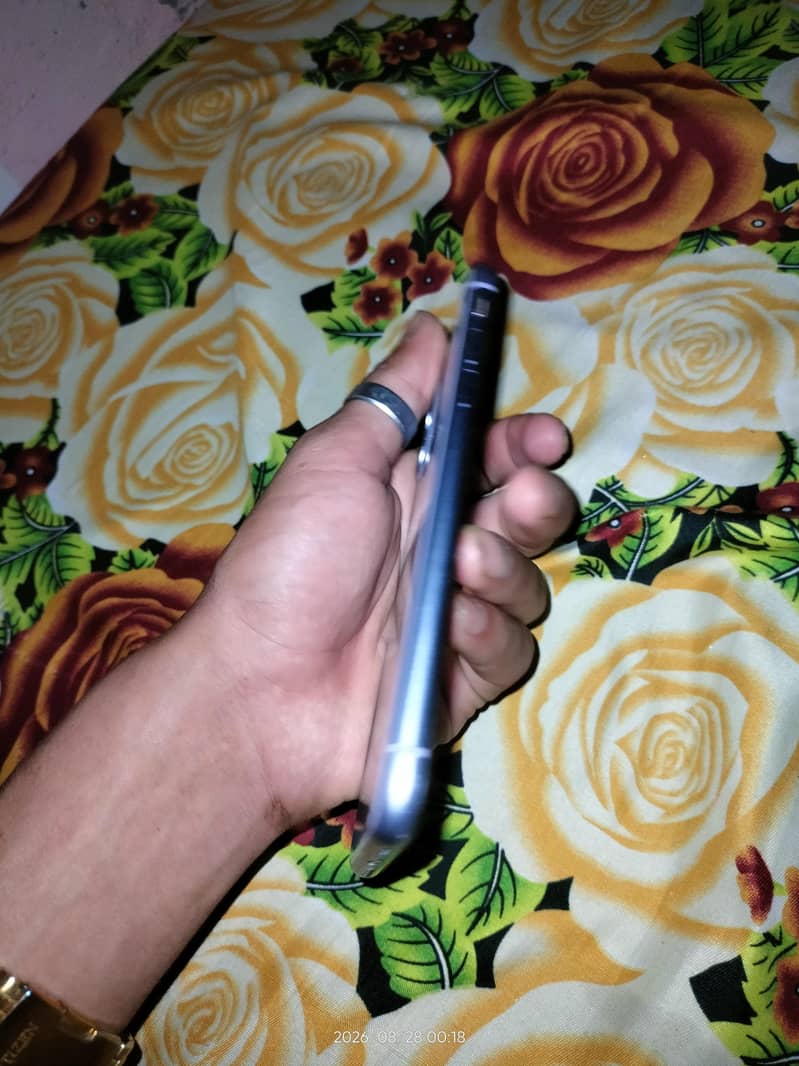 Apple iPhone 11 4
