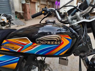 Bilqul okay h koi bhi kam nhi h pek h sab kuch bike ka . 03163128645