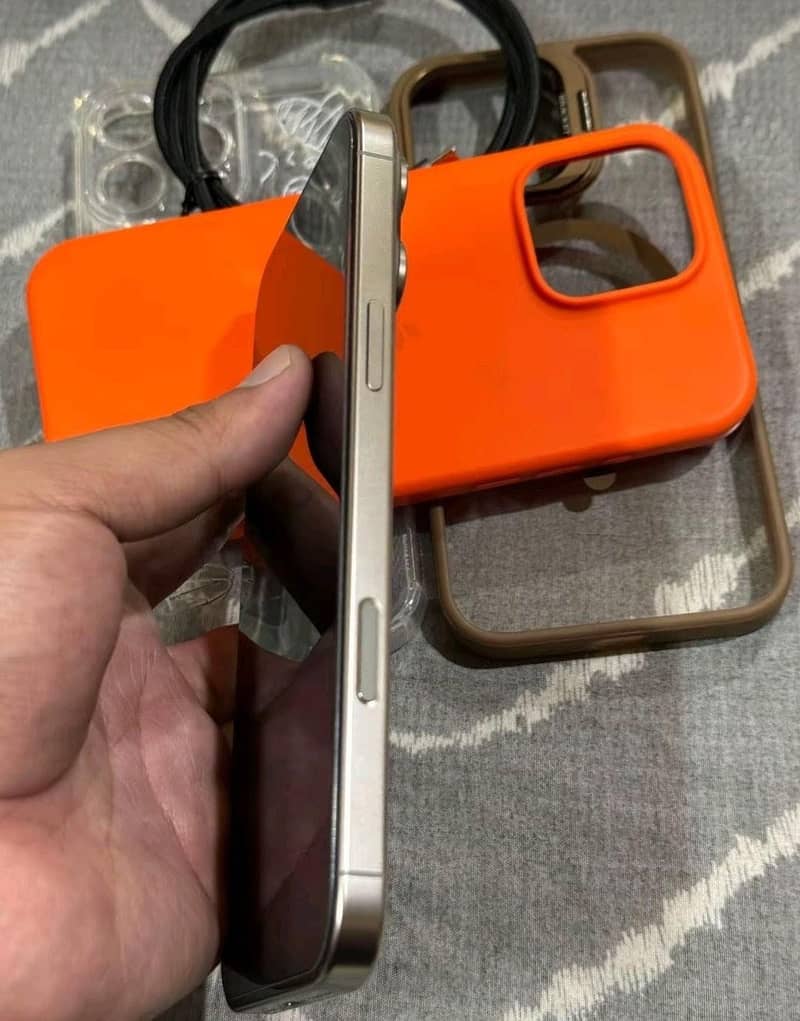 Apple iPhone 16 Pro Max 1