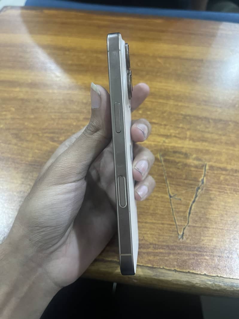 Apple iPhone 16 Pro 3