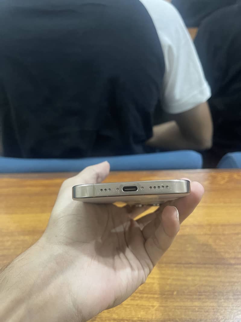 Apple iPhone 16 Pro 4