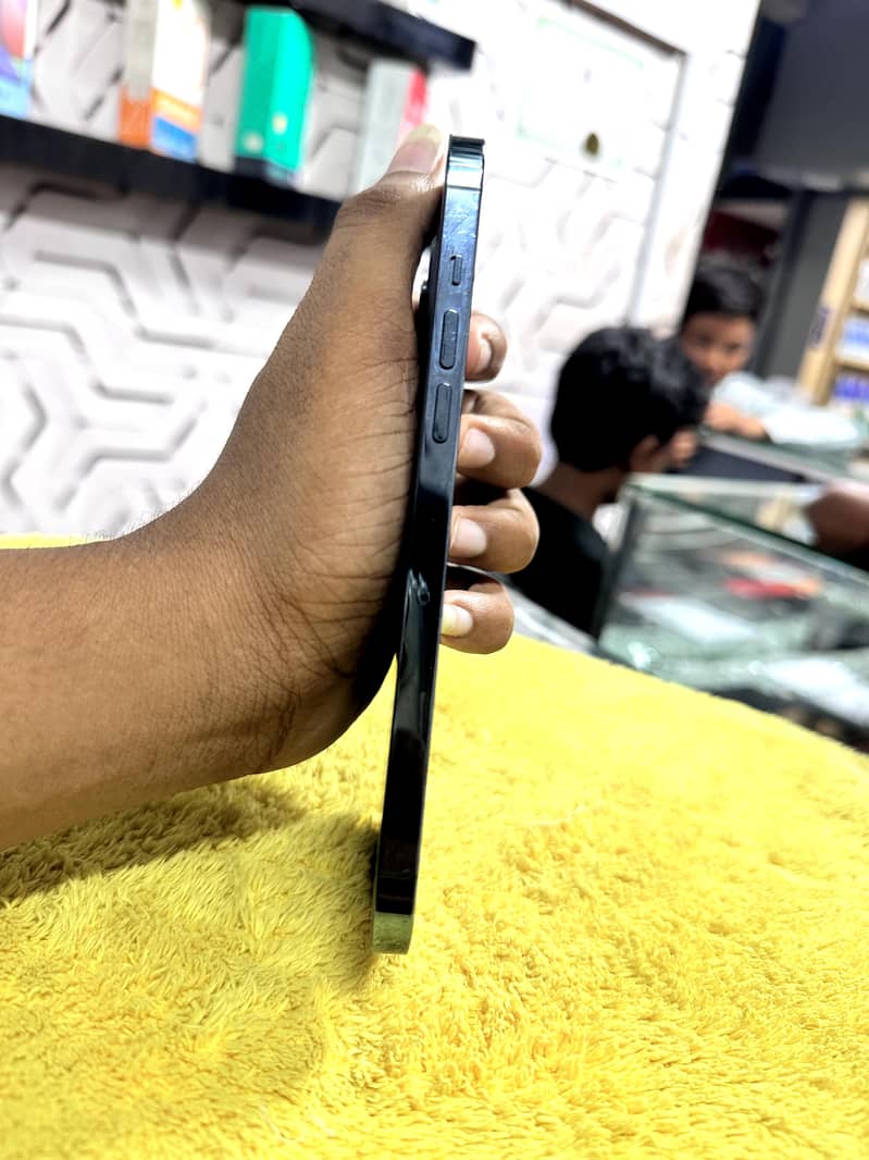 Apple iPhone 12 Pro Max 4