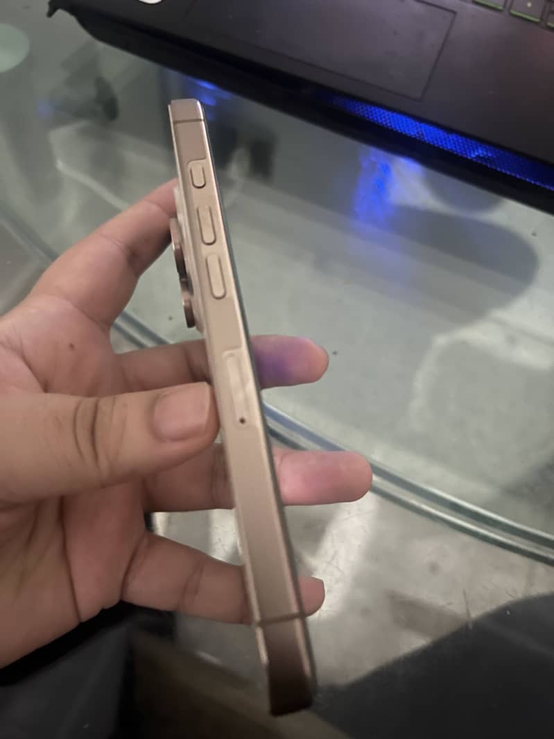 Apple iPhone 16 Pro 3