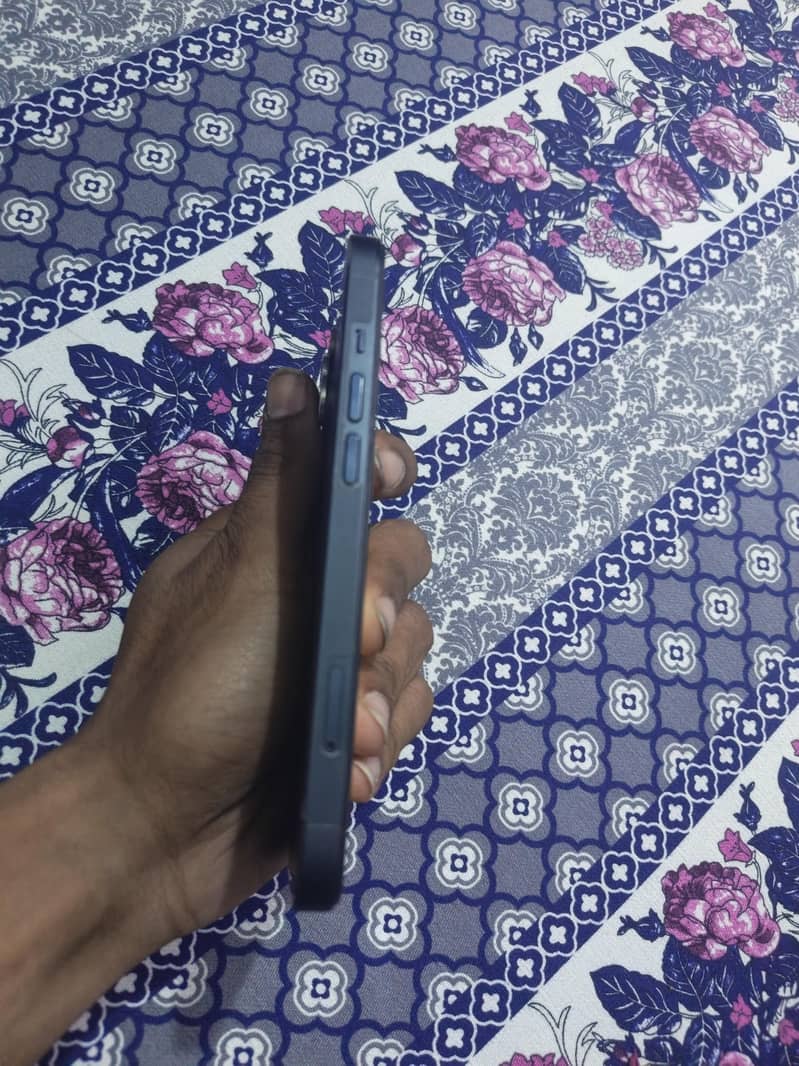 Apple iPhone 13 4